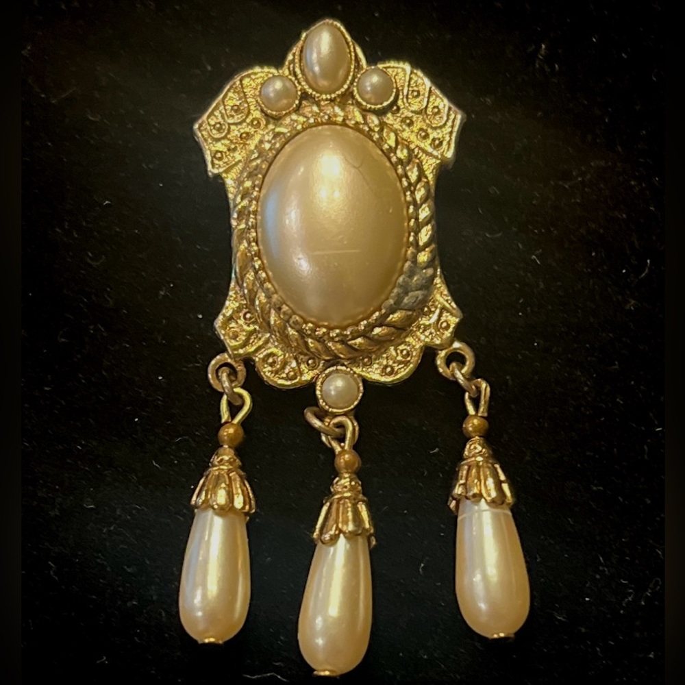 Vintage 1928 brand Gold Tone  and Faux Pearl Brooch